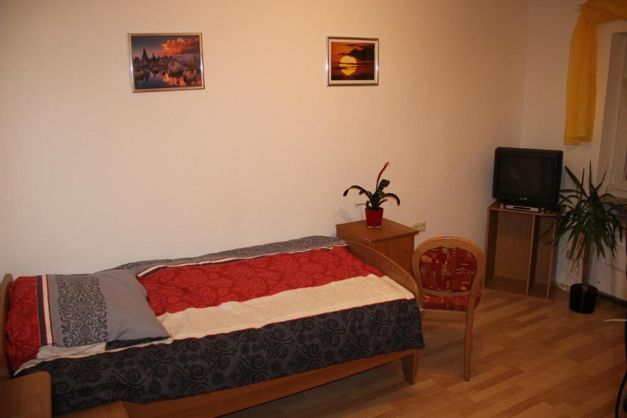 Ferienwohnung Mit 4 Schlafzimmer Fuer 2 Bis 9 Gaeste----Apartment With 4 Bedrooms For 2 To 9 Guests Нюрнберг Экстерьер фото
